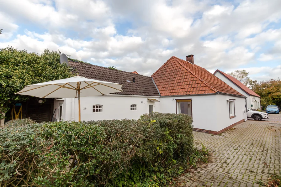 Außen - Haus kaufen in Sande / Neustadtgödens - PROVISIONSFREI: gepflegtes Familienhaus mit 4 ZKB, 125 m2 WF/NF, 649m2 GS, Garten, neues Bad, uvm.