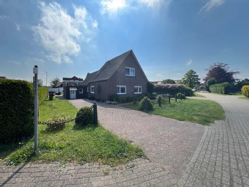 Außenansicht - Haus kaufen in Großheide - PROVISIONSFREI: Tolles Friesenhaus, 4 ZKB, ca. 180 m2 WF/NF, 660m2 GS,  Wintergarten, Carport, uvm.