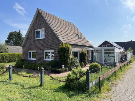 Außenansicht - Haus kaufen in Großheide - PROVISIONSFREI: Tolles Friesenhaus, 4 ZKB, ca. 180 m2 WF/NF, 660m2 GS,  Wintergarten, Carport, uvm.