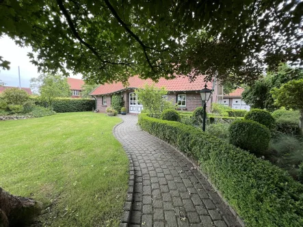 Frontansicht - Haus kaufen in Westerholt - PROVISIONSFREI: modernes Friesenhaus mit 4 ZKB, 180m2 WF/NF, 1.084m2 GS, Garten, Doppelgarage, uvm.