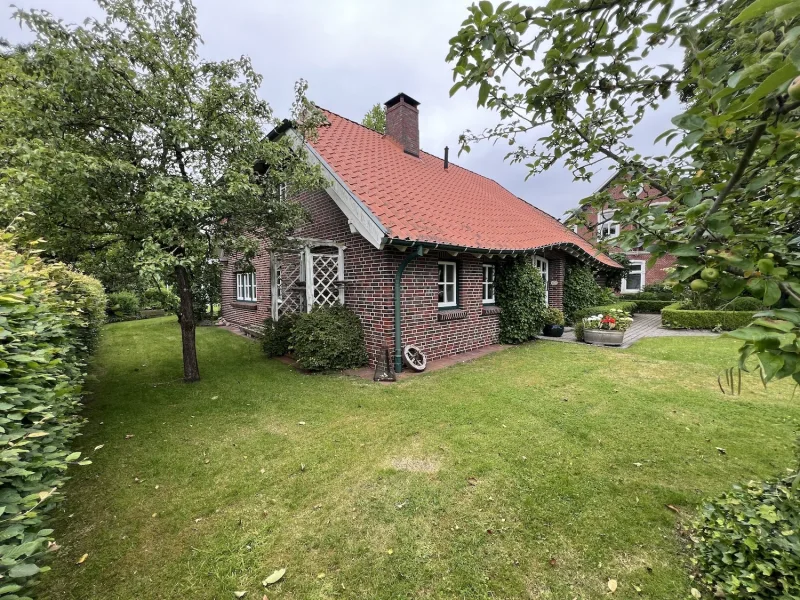 Hausansicht - Haus kaufen in Westerholt - PROVISIONSFREI: modernes Friesenhaus mit 4 ZKB, 180m2 WF/NF, 1.084m2 GS, Garten, Doppelgarage, uvm.