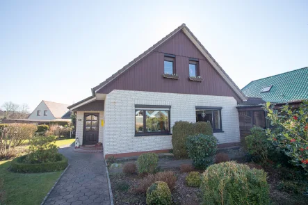 Hausansicht - Haus mieten in Schortens - tolles Familienhaus, 5 ZKB, 200m2 WF/NF, 1.054m2 Grundstück, EBK, Wintergarten, Carport, usw.