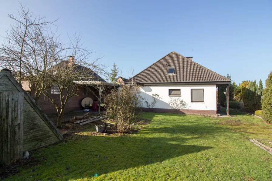 Garten - Haus kaufen in Jever - PROVISIONSFREI: Bungalow, 4ZKB, 190m2 WF/NF, 647m2 GS, Garten, Garage, Ausbaureserve, uvm.