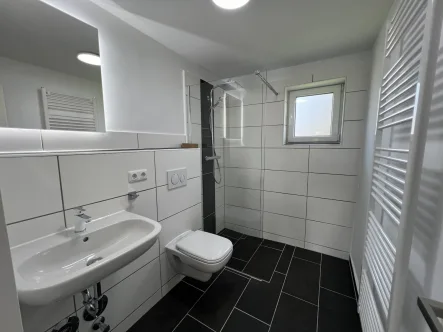 Duschbad - Wohnung mieten in Wilhelmshaven - Traumwohnung, 4 ZKB, 1.OG, 100 m2 WF/NF, Walk-In-Dusche, Keller, Dachboden, Gartenanteil, saniert