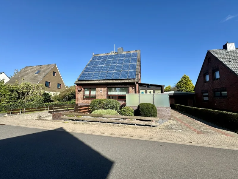 Straßen- / Außenansicht - Haus kaufen in Wilhelmshaven / Fedderwarden - PROVISIONSFREI: Familienhaus mit toller Ausstattung, 5 ZKB, 215 m2 WF/NF, 654 m2 Erbbau-GS, uvm.