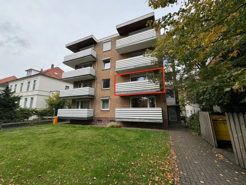 Hausansicht/Straße - Wohnung kaufen in Oldenburg - PROVISIONSFREI: vermietete 1 ZKB, ca. 40m2 WF/NF, Fahrstuhl, Kellerraum, zentrale Uni- & Stadtlage