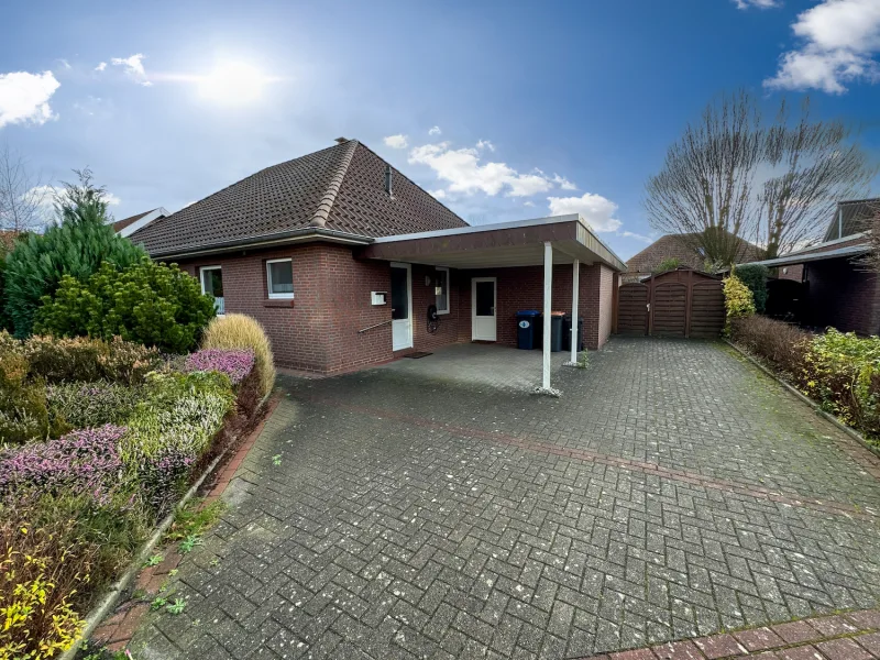 Außenansicht - Haus kaufen in Schortens / Heidmühle - PROVISIONSFREI: gepflegter Bungalow, 4 ZKB, 150 m2 WF/NF, 682m2 GS, Carport mit Ladestation