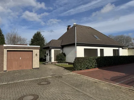 Außenansicht - Haus mieten in Jever - Renovierter Bungalow, 4ZKB, 190 m2 WF/NF, 647m2 GS, neue Heizung, Garten, Garage, Dachboden in Jever