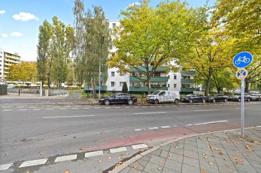 Straße - Wohnung kaufen in Berlin / Marienfelde - Vermietete 2 Zimmerwohnung mit Balkon in Berlin Marienfelde - Ihre neue Kapitalanlage