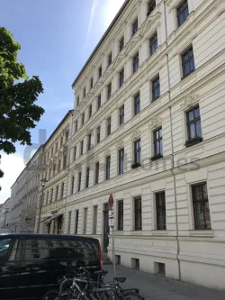 Pfarrstraße Fassade - Wohnung kaufen in Berlin - Ihr Einstieg in Immobilien: Historischer Stuckaltbau als vielversprechende Investition im Kaskelkiez