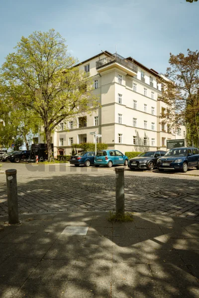 Straße - Wohnung kaufen in Berlin - Charmante 4 Zimmerwohnung mit historischem Ambiente & langfristiger Vermietung