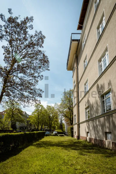 Wohngebäude - Wohnung kaufen in Berlin - Vermietete Dachgeschosswohnung - Immobilieneigentümer in Berlin Steglitz