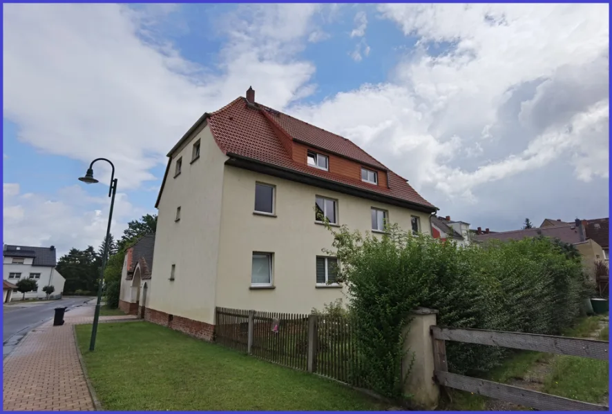 Straßenansicht - Haus kaufen in Elsteraue / Spora - Goldberg Immobilien GmbH vermietetes MFH nahe Leipzig in Spora