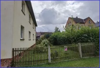 Grundstück rechts vom Haus