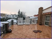 große Terrasse mit Blick in den Garten