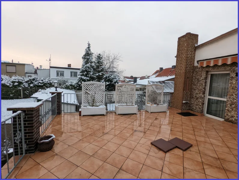 große Terrasse mit Blick in den Garten