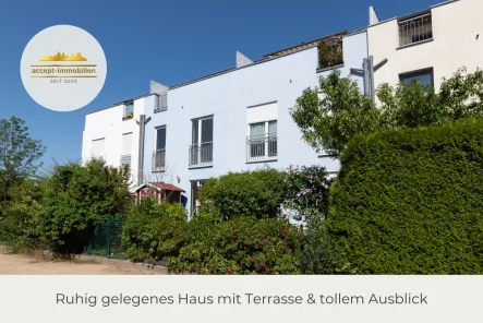 Außenansicht - Haus kaufen in Dresden - ** Bezugsfreies Reihenhaus in Dölzschen | Ruhige Lage | Toller Ausblick | Carport **