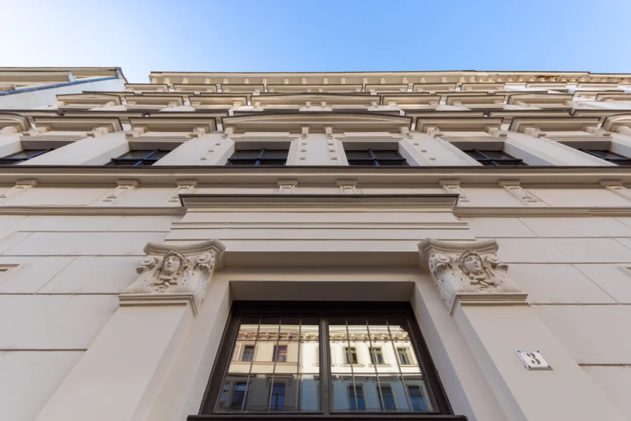 Fassade - Wohnung kaufen in Leipzig - ** Lichtdurchflutete Wohnung am Clarapark mit Südwest-Balkon|Aufzug|Stellplatz|sofort einziehen **