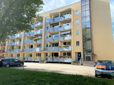 Stellplätze liegen vor dem Objekt 01.  - Garage/Stellplatz mieten in Erfurt - Außenstellplatz in unmittelbarer Nähe zur Universität, zum Klinikum, Nordpark und Nordbad 