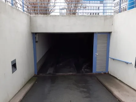 ARB 5-TG-Einfahrt - Garage/Stellplatz mieten in Erfurt - Tiefgaragenstellplätze am Roten Berg 5/7 mit schneller Anbindung an die A71