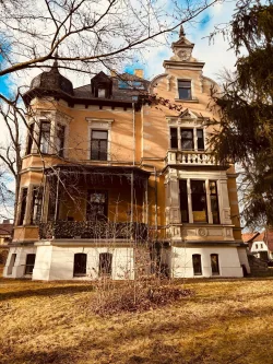 Außenansicht - Wohnung mieten in Pößneck - *Gemütliche Dachgeschosswohnung in beeindruckender Villa* mit EBK und SP