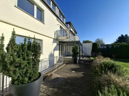 Seitenansicht - Haus kaufen in Bottrop - Angrenzend zu Felder und Wiesen begrüßt Sie dieses stilvolle Zweifamilienhaus in Bottrop-Feldhausen!