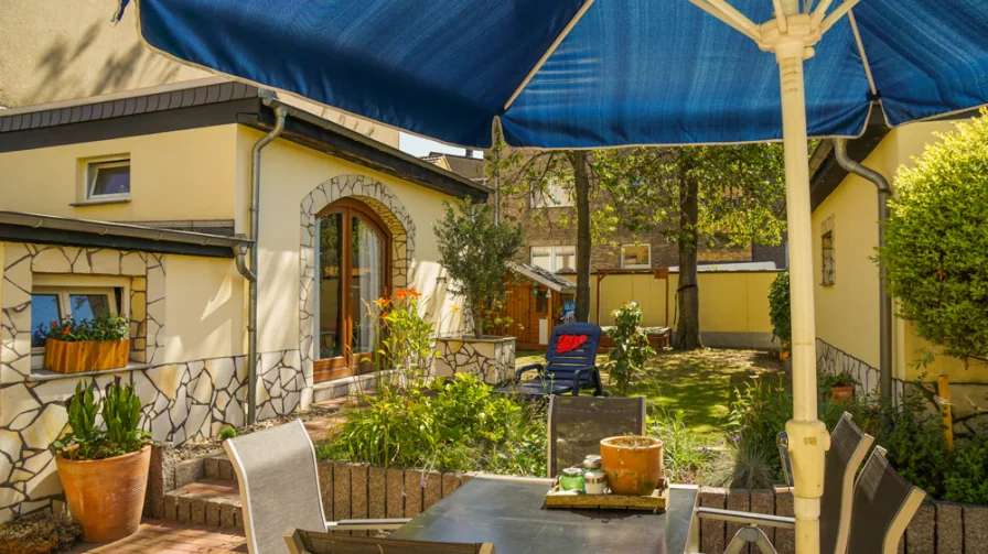 Garten - Haus kaufen in Duisburg - Mitten in Duisburg begrüßt dich und deine Familie eine kleine Wohnoase!