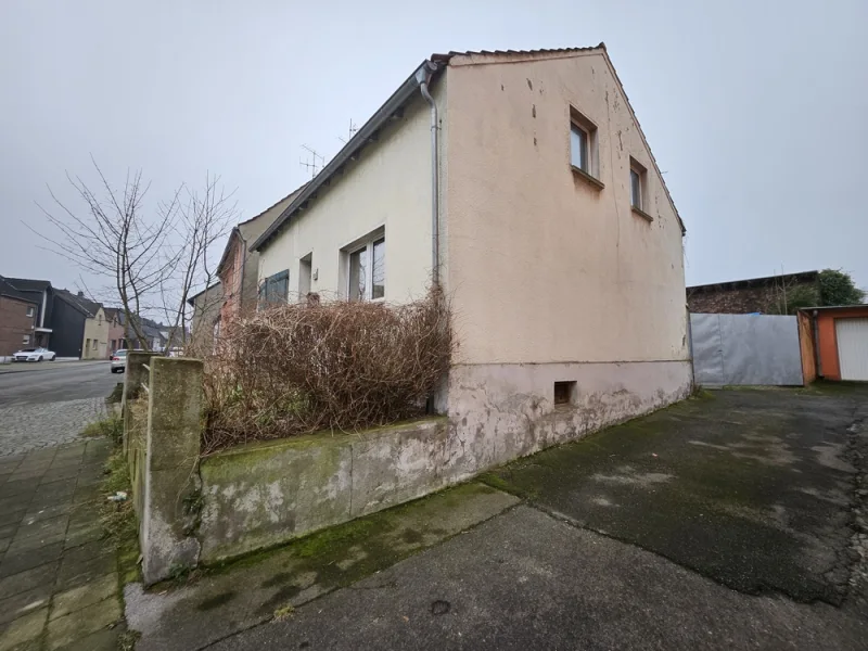 Seitenansicht - Haus kaufen in Duisburg - Hier zahlst du nur den Grundstückspreis! Kleines, freistehendes Einfamilienhaus in Duisburg Homberg!