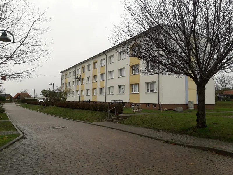 Außenansicht Wohnhaus - Wohnung mieten in Gustow - 2-Raum-Wohnung (noch unsaniert) in Gustow, nach Vereinbarung, zu vermieten