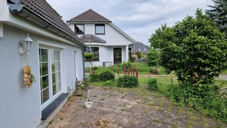 DHH Terrasse1000073266x - Haus kaufen in Splietsdorf - Zwei Häuser im Grünen zu verkaufen - ideal für zwei Generationen