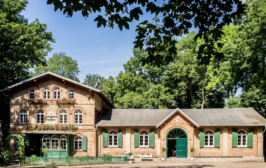 Frontansicht Hasenberg - Wohnung mieten in Gützkow - Bürgerhaus mit Pension u. Schullandheim im Hasenberg Gützkow sucht neuen Pächter