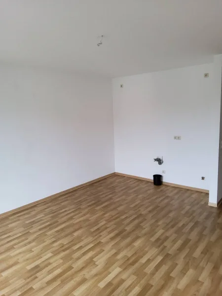 Wohnzimmer mit offener Küche