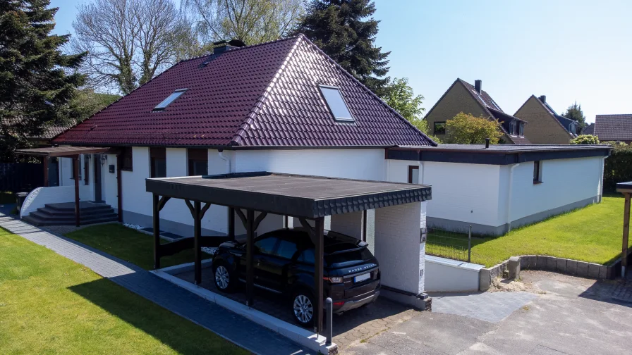 Außenansicht mit Carport - Haus kaufen in Flensburg - Gelegenheit: Modernisiertes und sehr geräumiges Ein- / Zweifamilienhaus in sehr guter und ruhiger Lage 
