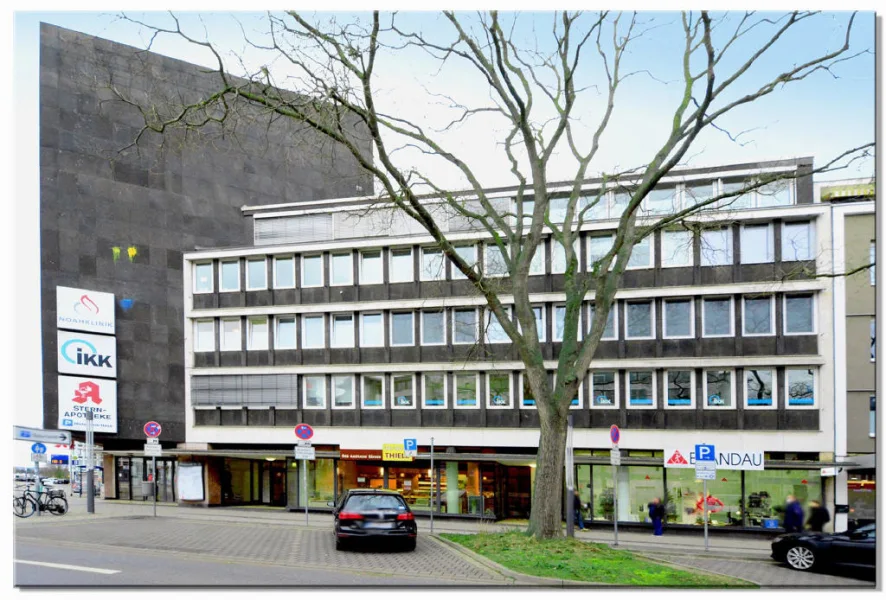 Ladenfläche mit großer Schaufensterfront im Stadtzentrum von Kassel ...