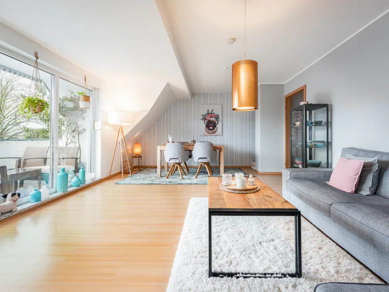 Wohn- und Esszimmer mit Balkon - Wohnung kaufen in Duisburg - R(H)EIN DA!Stilvolle Dachgeschosswohnung mit Balkon und Stellplatz in Rheinnähe