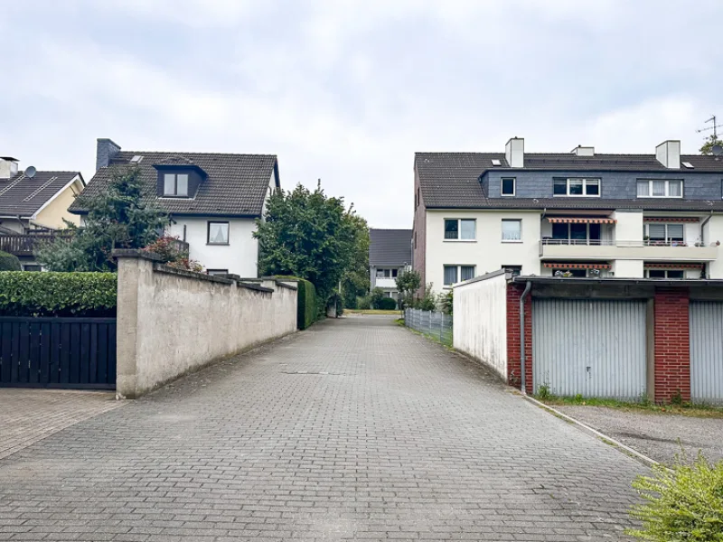 anteiliger Weg mit Blick zur Straße