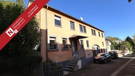 Titelbild - Haus kaufen in Eisenberg / Stauf - Ein- bis Zweifamilienhaus in schöner Lage mit kleinem Garten/Terrasse