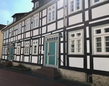 Vorderseite - Haus kaufen in Vlotho - Wunderschön restauriertes Fachwerkhaus mit 4 Wohneinheiten