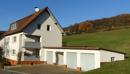 Immobilien mit Herz - Haus kaufen in Bad Zwesten OT Betzigerode - Dreifamilienhaus in Hanglage inkl. 4 Garagen - komplett vermietet