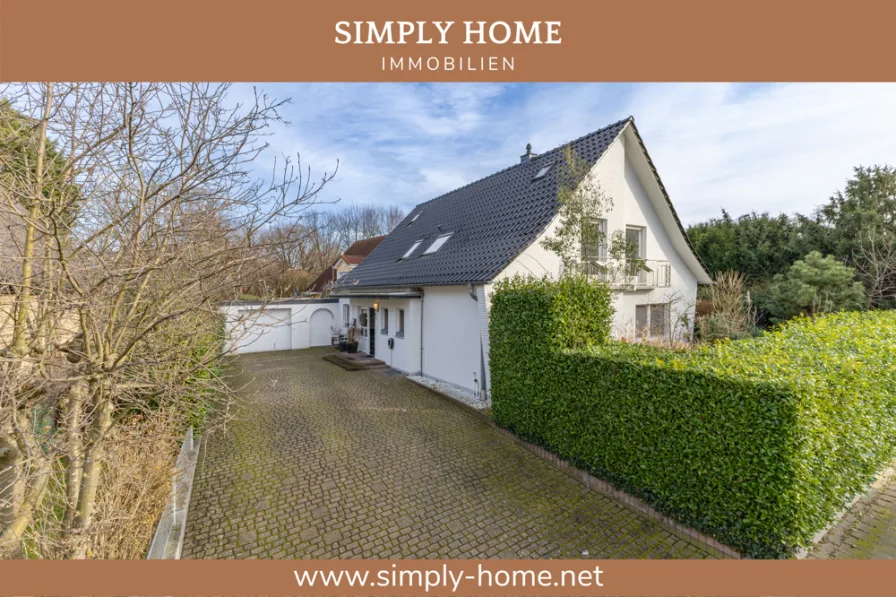 Straßenansicht - Haus kaufen in Bergheim - Bergheim: Freistehendes Einfamilienhaus mit Großgarage, sonniger Gartenidylle und Vollkeller