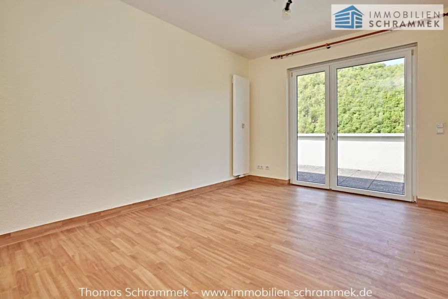 1.Wohnzimmer - Wohnung mieten in Nachrodt-Wiblingwerde - BARRIEREFREIE SENIORENWOHNUNG IN MODERNER WOHNANLAGE MIT DACHTERRASSE, AUFZUG UND TOP SERVICE (+4)