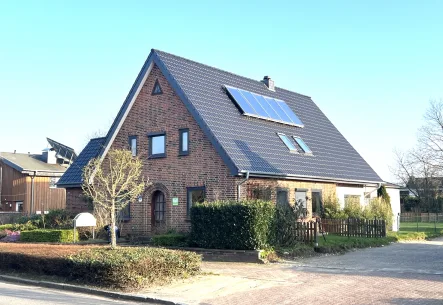 Straßenansicht, Nord/West - Haus kaufen in Bredenbek - Großes Einfamilienhaus mit Doppelcarport in Bredenbek