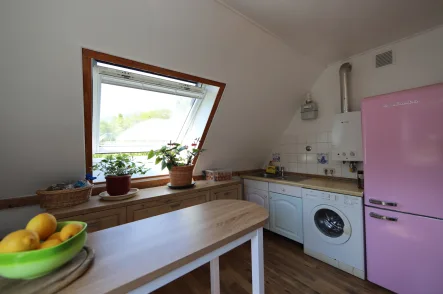 Küche Blick 2 - Wohnung kaufen in Kiel - 2-Zimmer-ETW ca. 45 m² + ausgebauten Spitzboden ca. 19 m² nahe der Fachhochschule, 24149 Kiel