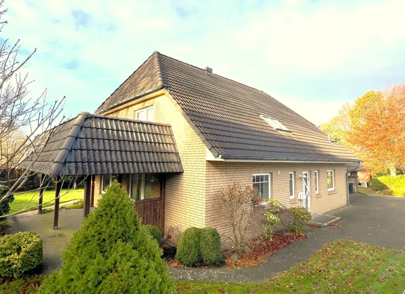 Vorderansicht, Osten - Haus kaufen in Goosefeld - Großes Einfamilienhaus in 24340 Goosefeld bei Eckernförde