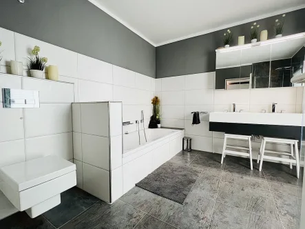 Badezimmer 1 OG - Haus kaufen in Langenhagen - Ein- bis Zweifamilienhaus mit Bürotrakt und Garage in Langenhagen zum Kauf!
