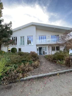 Das Wohnhaus von außen - Haus mieten in Bodelshausen - Schöner Wohnen in moderner Villamit wundervollem Garten!