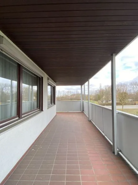 großer überdachter Balkon 