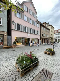 Das Wohn- und Geschäftshaus von Außen - Laden/Einzelhandel mieten in Tübingen - Mittendrin in der lebendigen und schönen Altstadt!