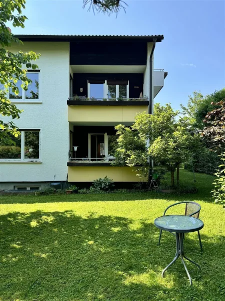 Blick vom Garten zum Balkon (seitlich rechts)