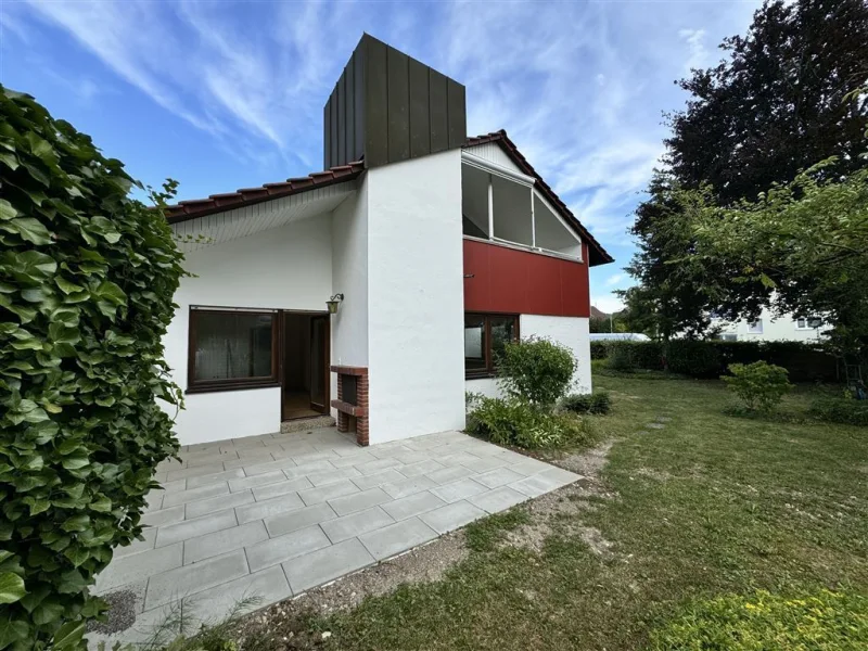 Blick auf Terrasse und überdachten Balkon